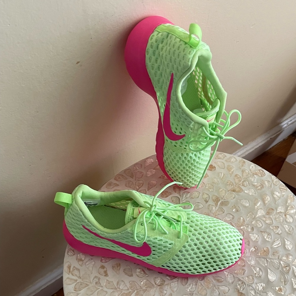 NWOT NIKE SNEAKERS